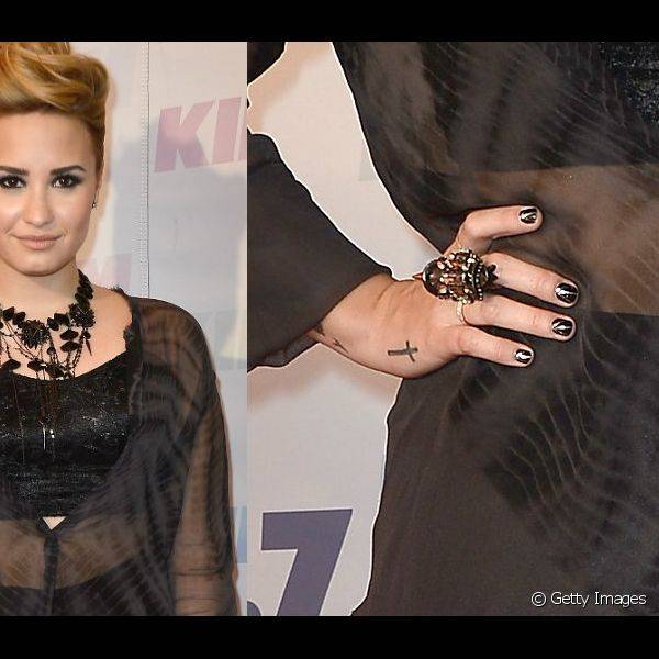 Demi Lovato seguiu a linha de geometria na nail art para evento da rádio Kiis FM. A cantora criou finas linhas douradas sobre fundo preto